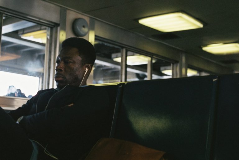 Un usage voyageant en transport en commun pour se rendre à son travail