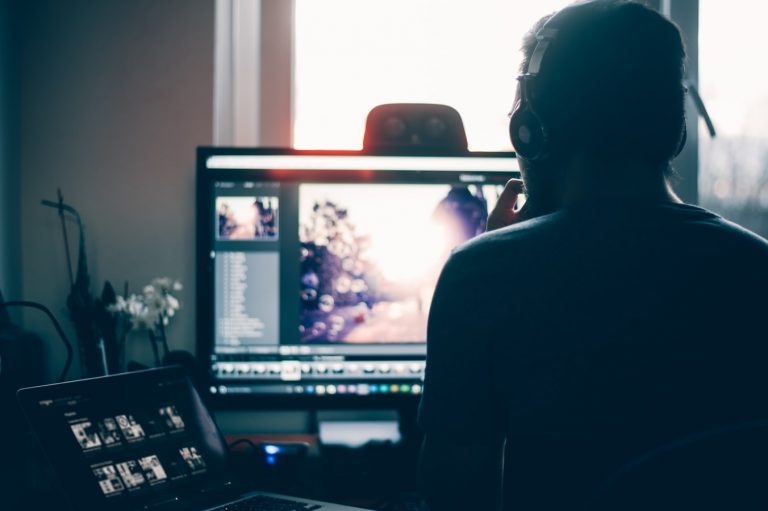 Personne en visio-conférence durant une période de télétravail