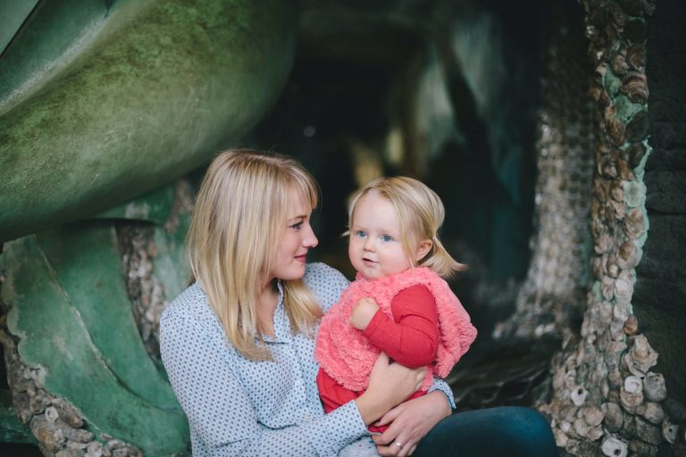 Une maman profitant de son congé parental avec son enfant