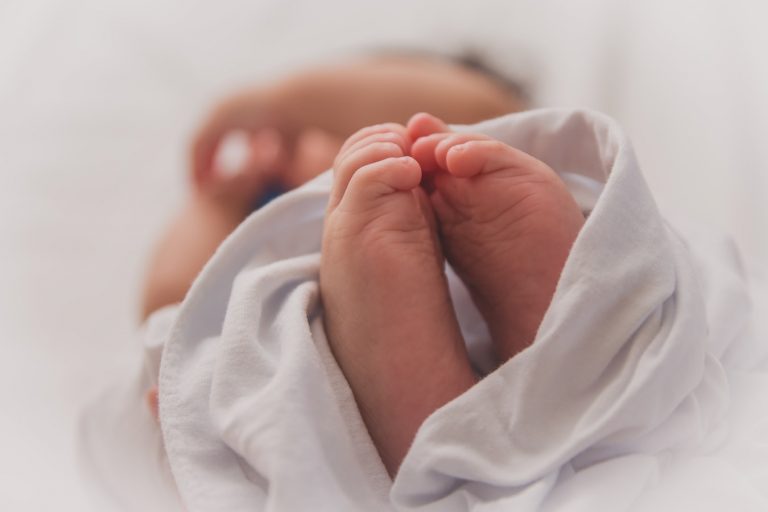 Enfant qui vient de naître enveloppé dans un drap