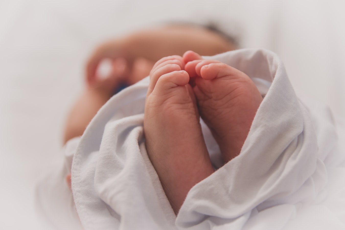 Enfant qui vient de naître enveloppé dans un drap