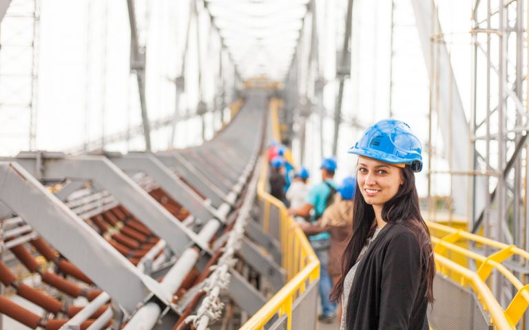 Salariée travaillant sur un chantier en CDI intérimaire