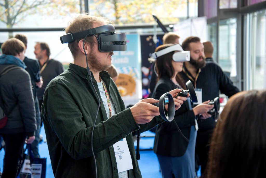 Personne testant un jeu en réalité virtuelle