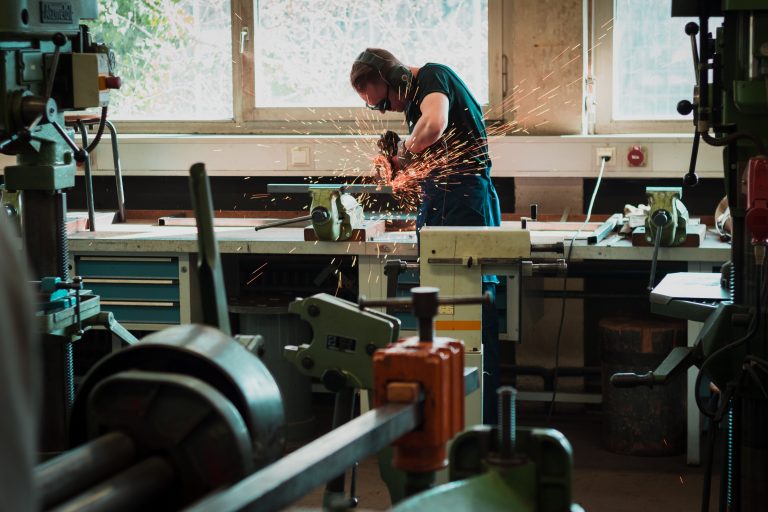 Un soudeur en intérim dans son atelier